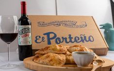 bread and wine are sitting on a table next to a sign that says e portreno