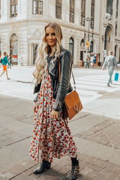 Maxi Dress With Boots, Wander Outfit, Fall Maxi Dress, Floral Dress Winter, What Shoes To Wear, Floral Dress Outfits, Fall Maxi, Autumn Look, Chic Winter Outfits