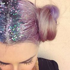 13 of the CRAZIEST beauty trends of 2015: glitter hair roots started by salon BLOW Finnieston in Glasgow (by Tabitha @sugarkanelove on insta) Glitter Roots, Glitter Jumpsuit, Glitter Shirt, Beauty Kit, Festival Hair, Penteado Cabelo Curto, Glitter Hair, Oily Hair, Glitter Gel