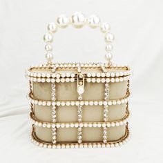 Brand Name: KHNMEETShape: BoxPlace Of Origin: GUANG DONG ProvinceHandbags Type: TotesTypes of bags: Shoulder HandbagsOrigin: CN(Origin)Main Material: MetallicClosure Type: HaspHardness: HARDStyle: FashionLining Material: PolyesterOccasion: partyGender: WOMENPattern Type: CharactersNumber of Handles/Straps: SingleInterior: Interior Slot PocketDecoration: AppliquesDecoration: LOCKDecoration: DiamondsDecoration: PearlItem Type: HandbagsColor: Black white, Red shoulder bagsKey Word: box Bag / clutch Cage Bag, Holiday Handbag, Embellished Bags, Luxury Clutch, Iconic Bags, Chain Shoulder Bag, Crystal Pearls, Handbag Shopping, Clutch Purse