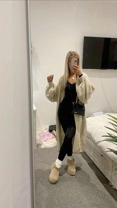 #casualoutfits #ootd #instagram #outfits #tiktok #beige #black #uggs #designerwear Graduation Celebration Outfit, Shein Winter Fits, Cute Outfits For Women In Their 20s, Cute Simple Outfits Baddie, Esthetician Outfit Ideas, Hairstylist Outfits For Work, Baddie Mom, 00s Mode, Elegantes Outfit Damen