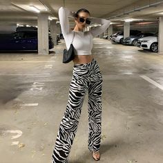 Pant Zebra Pant, Y2k Trousers, Celana Fashion, Pants Women Fashion, Printed Wide Leg Pants, England Fashion, Long Trousers, Printed Trousers, Fashion Weeks