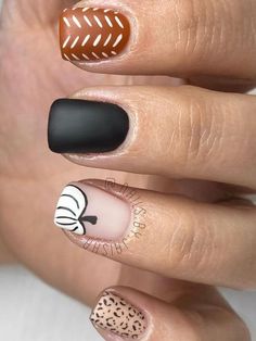 Thanksgiving nails: brown and black Diy Fall Gel Nails, Gel Nail Designs Fall Short, Muted Halloween Nails, Fall Nail Designs Thanksgiving, Fall Nail Pumpkin Designs, Halloween Painted Nails, Fall Dip Nails Ideas Autumn, Fall Season Nails Pumpkin, Fall And Thanksgiving Nails