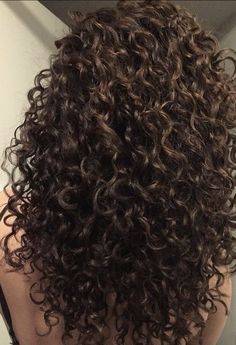 Layered Haircuts On Curly Hair, Curly Hair Round Layers, Curly Hair Lowlights, Naturally Curly Hair Cuts With Layers, Curly Hair Highlights And Lowlights, Balayage Curly Hair Natural Curls, Caramel Balayage Curly Hair, Perm Curly Hair, Macy Sorensen