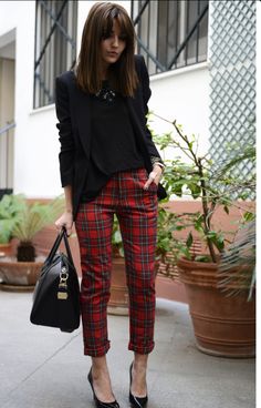 Love the checked trousers! Red Plaid Pants Outfit, How To Style Plaid Pants, Elegantes Outfit Damen, Rok Outfit, Tartan Fashion, Plaid Outfits