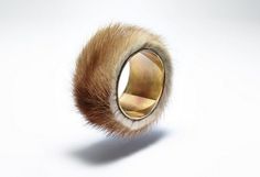 Meret Oppenheim, Fur Bracelet.Photo via Gems and Ladders. Fur Bracelet, Meret Oppenheim, Contemporary Jewellery Necklace, Art Jewelry Design, Smart Jewelry, Modernist Jewelry, Jewelry Armoire, Artist Style