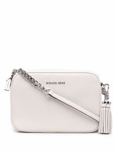 Textura granulada, placa de logo nas pernas e fechamento por zíper na parte superior. Material: couro. Cor: Branco. Michael Kors Shopping Bag, Mk Purse, Mk Bags, White Purses, Cross Bag, Michael Kors Accessories, Metal Logo, Purses Michael Kors, Small Crossbody Bag