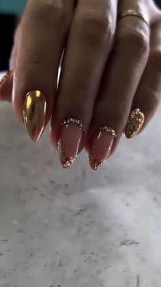 Nails Con Relieve, Gold French Tip Nails, Gala Nails, Nails Navidad, Beige Nails Design, Gold French Tip, Gold Manicure, Golden Nails, Stunning Nails