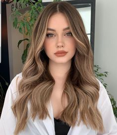 Money Piece Balayage Brunette Curly Hair, Hair Color For Cool Undertones Skin, Level 7 Hair Color With Highlights, Hair On Pale Skin, Change Hair