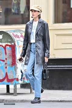 Amalie Moosgaard, Grey Outfits, Kaia Gerber Style, Minimal Wardrobe, Kaia Gerber, Grey Outfit, Keira Knightley, Bob Haircut, Models Off Duty