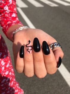 Black snake nails Snake Gel Nails, Nail Patterns Simple, Trendy Black Nails Short, Nails Black Snake, Snake On Nails, Pink Snake Nails, Black Snake Nails, Mgk Nails, Hot Pink And Black Nails Acrylics