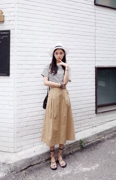 Khaki Skirt Outfit, Jp Fashion, Nude Outfit, Korea Dress, Skirt Korean, Japan Outfit, Modest Fits, Khaki Skirt, Summer Work Outfits