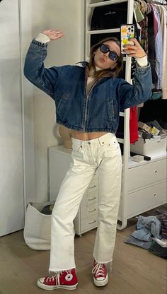 Cropped Denim Jacket Outfit, Emma Chamberlain Outfit, Cropped Jacket Outfit, Looks Jeans, Jean Jacket Outfits, Denim Jacket Outfit, Emma Chamberlain