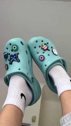 Cute Jibbitz, Crocs With Jibbitz, Crocs With Charms, Styling Crocs, Crocs Outfit, Platform Crocs, Blue Crocs