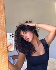 #fashion #lookbook #alllook Kiana Davis, Natural Curls Hairstyles, Wavy Curly Hair, Curly Hair Tips, Long Curly Hair, Beach Hair, Fashion Lookbook, Aesthetic Hair, Messy Hairstyles