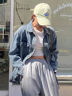 Grey Sweatpants Outfit Women, How To Style Grey Sweatpants, Casual Denim Jacket Outfit, Grey Jacket Outfit, Cropped Denim Jacket Outfit, Denim Vest Outfit, Grey Denim Jacket, Jacket Outfit Women, Casual Denim Jacket