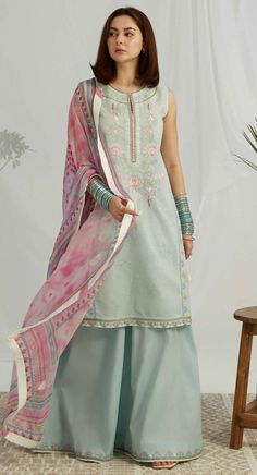 Hania Amir, Desi Fashion Casual, Indian Dresses Traditional, Desi Clothes, Embroidered Border, Simple Pakistani Dresses, Chiffon Dupatta