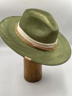 Wear your hat with pride  Take your hat on all your travels  This hat will protect you  Everyone should have a Libre hat For the explorers  Vibe with style  Hat made of Ecco Suede ( Fabrics )  Slow Fashion, hand made in Mexico with love.  Brim size 8.5 cm  Copa size 12 cm  Sizes : M, L  ( 57-60 cm ) Cheap Green Brimmed Hat, Boho Hats, Hat Fedora, Suede Hat, Boho Hat, Suede Fabric, Fedora Hat, Mad Hatter, Hat Making