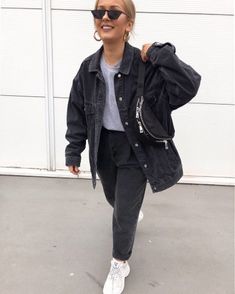 Jeans Outfit Design, Black Denim Jacket Outfit Winter, Black Jean Jacket Outfit, Black Jean Jacket Outfits, Denim Jacket Outfit Winter, Oversized Jean Jacket Outfit, Oversized Jacket Outfit, Black Denim Jacket Outfit, Oversized Denim Jacket Outfit