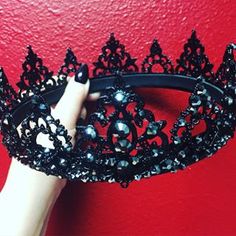 ⊱✦⊰ Mîɾą ⊱✦⊰ Gothic Noir, Black Tiara, Crown Aesthetic, Goth Wedding, Dark Wedding, Crystal Crown, Gothic Wedding, Princess Crown, Bridal Crown