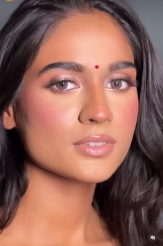 Indian Glowy Makeup, Soft Makeup Look Indian, Eye Makeup Indian Wedding, Smokey Eye Indian, Dusky Skin Makeup Indian Bride, Mehendi Makeup Looks, Indian Makeup Looks Natural, Makeup For Indian Skin, Haldi Makeup Look