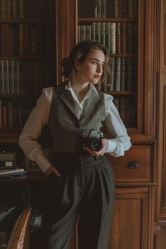 40s Academia Aesthetic, Vintage Business Woman, Vintage Style Women Outfits, Art History Major Aesthetic Outfits, Investigator Aesthetic Outfit, Dark Academia Women Outfit, Dark Academia Doctor, Dark Academia Vest Outfit, Academia Aesthetic Photoshoot