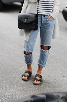 Ripped jeans and birkenstocks. ❤️ Slim Fit Cargo Pants, Best Jeans For Women, Mode Tips, Blazer Outfit, Looks Street Style, Outfit Trends, Best Jeans, Inspiration Mode