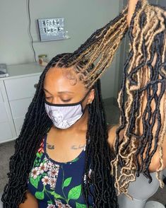 Faux Locs With Skunk Stripe, Skunk Faux Locs, Skunk Stripe Twist, Skunk Stripe Island Twist, Skunk Patch Knotless Braids, Faux Locs Skunk Stripe, Skunk Strip Knotless Braids, Soft Locs With Brown Highlights, Skunk Patch On Locs