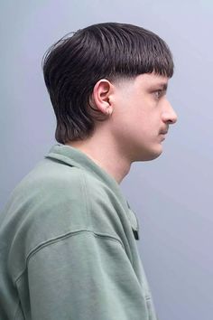 Have you always shied away from a mullet haircut because considered it unattractive? Our guide is here to change your mind! A mullet can look stylish and fashionable. #glaminati #mullethaircutmen #mullethaircut #mullet Edgar Haircut, Retro Haircut, Low Taper Fade Haircut, Caesar Haircut, Haircut Names For Men, Low Taper, Military Haircut