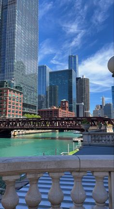 Chicago river walk view Chicago Illinois Aesthetic, City Aesthetic Chicago, Chicago Beach Aesthetic, Aesthetic Pictures Of Chicago, Chicago View, Old Town Chicago, Chicago City View