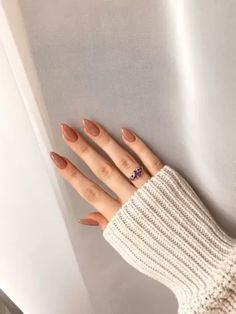 Fall Nails Single Color, Clay Color Nails, Nail Polish Autumn, Nail Autumn Ideas, Simple Fall Nails Autumn Almond, Autumn Classy Nails, Nail Ideas Short Natural, Maple Glazed Nails, Cognac Nails