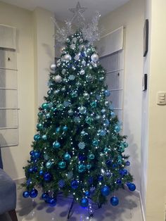 Árbol de navidad con bombillos de color azul celeste turquesa y plata Blue Ombre Christmas Tree, Cute Christmas Tree Themes, Hp Christmas, Blue Thanksgiving, Roi Arthur, Blue Christmas Tree