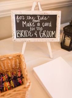 a sign that says for the kids make a card for the bride and groom