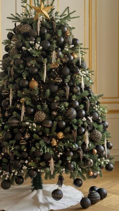 Transform your home this holiday season with these stylish Black and White Christmas decor ideas. Create a festive and sophisticated atmosphere. Black Tan And Green Christmas, Christmas Tree Black Ornaments, Black And Green Christmas Tree, Christmas Tree With Black Ornaments, Christmas Decor Ideas Minimalist, Black And Gold Christmas Tree, Black And White Christmas Decor, White Christmas Decor Ideas