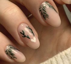 Woodland Nails, Mistletoe Nails, Nails Designs Christmas, New Years Nail, Nail Art Noel, Simple Nail Art, Holiday Nails Christmas, Tree Nails