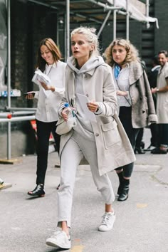 London, Street Style LFW / 2017 El athleisure, cómo ha cambiado la vida y los looks. Trenchcoat Outfit, Walking Down The Street, Mode Casual, Style Inspiration Winter, London Street Style, Nicole Richie, Looks Street Style, Winter Mode