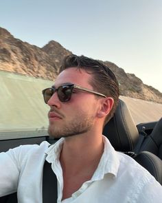 Gentleman Haircut, Man Hairstyle, Fine Hair Men, Mens Haircuts Short Hair, Mens Photoshoot Poses, Mens Hairstyles Thick Hair, Outfits Hombre, Men Haircut Styles