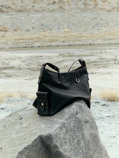 Fabriqué en cuir tanné végétal au charme intemporel, le Sac Besace Yore en taille Small gagnera en éclat au fil du temps. Grâce à un traitement particulier, le cuir présente des textures naturelles et irrégulières qui témoignent du passage du temps. Ce sac, conçu par Songmont, est pensé pour être un compagnon fidèle qui vous accompagne au quotidien.
Le Sac Besace Yore en taille Small est équipé de plusieurs poches extérieures pour garder vos essentiels à portée de main. Un porte-charms vous perm Charm Holder, Papua New Guinea, Guinea Bissau, Mozambique, Vegetable Tanned Leather, Fun Bags, Haiti, New Bag, Bosnia And Herzegovina