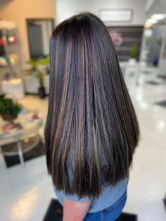 Brown Hair With Streaks, Hair With Streaks, Brown Hair Streaks, Curling Tips, Makeup Things, Balayage Technique, Honey Brown Hair, Hair Curling Tips, Hair Streaks