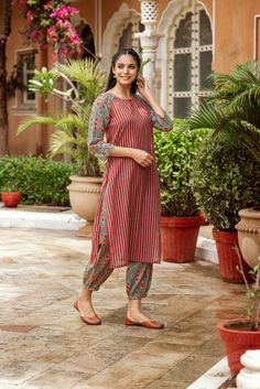 Cotton Suit Designs, Kurti Sleeves Design, Designer Kurti Patterns, Simple Kurti Designs, Pakistani Fashion Casual, Kurti Designs Latest, Style Guru