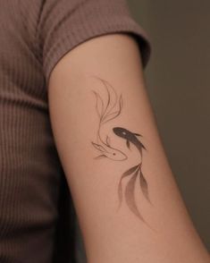 Simple Daffodil Tattoo, Daffodil Tattoo Design, Chrysanthemum Tattoo Design, Betta Tattoo, Fish Tattoo Ideas, Japanese Fish Tattoo, Traditional Heart Tattoos, Atla Tattoo, Love Symbol Tattoos