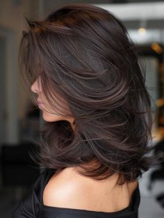 10 Chic Bobbed Hairstyles for Fine Hair Medium Length Mermaid Hair, Collarbone Length Hair For Round Faces, Chic Medium Length Haircut, Medium Length Haircuts For Round Faces, Medium Length Haircut For Round Faces And Wavy Hair, Medium Length Haircut For Round Faces, Haircut For Round Face Shape, Office Hair, Haircut Medium