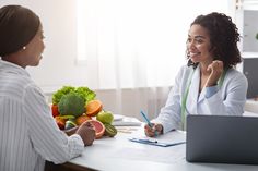 Friendly nutritionist african woman giving consultation to patient in her clinic, nutrition and diet concept, copy space Becoming A Nutritionist, Healthy Fruits And Vegetables, Holistic Care, Maintain Weight, Science Project, Healthier Lifestyle, Proper Nutrition, Mindful Eating, Science Fair