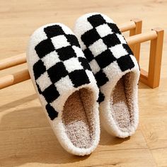 Women's Checkered Slippers Checkered Bedroom, Bedroom Shoes, Bedroom Slippers, Fuzzy Slippers, Slippers For Girls, Casual Slippers, Shoe Print, Clothing Size Chart, Womens Clothing Sizes