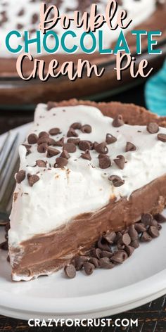 one triangle slice of chocolate pie on a white plate and chocolate chips sprinkled on top with words on the photo saying the name of the recipe. Easy Chocolate Pie Recipe, Pie Topping, Chocolate Pudding Desserts, Yummy Pie Recipes, Easy Puddings, Chocolate Pudding Recipes