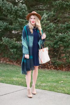 What in the World is a Scrawl?! Outfit Navy, Easy Outfit Ideas, Style Rut, Fall Pics, Blanket Shawl, Easy Outfit, Fall Dress