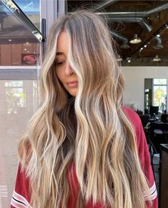 Blonde Highlighted Balayage, Slight Money Piece Hair, Balayage Beach Hair, Bronde Balyage Long Hair, Lived In Golden Blonde Balayage, Blonde Balayage Dark Eyebrows, Beach Hair Color Ideas, Light Brown Highlighted Hair, Bayalage Dirty Blonde