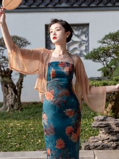 New Chinese style (新中式), floral pattern midi Qipao set#qipaodress #chinesedress#cheongsamdress#modernqipao#moderncheongsam Luxury Fitted Cheongsam For Women, Festive Fitted Embroidered Cheongsam, Formal Embroidered Fitted Cheongsam, Modern Chinese Fashion, Summer Fitted Floral Embroidery Cheongsam, Traditional Fitted Floral Cheongsam, Cheongsam Modern, Qipao Pattern, Red Qipao