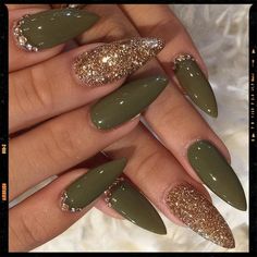 Green Nails Gold Stiletto Nails, Ongles Gel Violet, Olive Nails, Coffin Nails Matte, Golden Nails, Stiletto Nail Art, Nails Gold, Pointed Nails, Nails Green