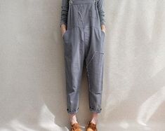 Mujeres Casual Denim Overalls Algodón Jumpsuits Bib Loose | Etsy Spring Cotton Gray Jumpsuits And Rompers, Embroidered Cotton Jumpsuits And Rompers For Spring, Casual Cotton Embroidered Overalls, Casual Embroidered Cotton Overalls, Spring Embroidered Cotton Overalls, Loose Overalls, Linen Harem Pants, Linen Overalls, Cotton Harem Pants